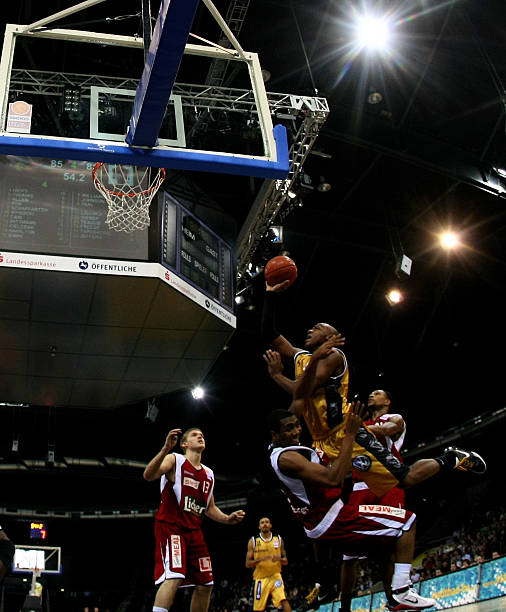 借助后撤步 借助后撤步